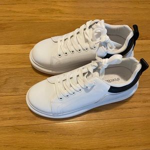 Brand new shoe dazzle sneakers, woman’s size 8